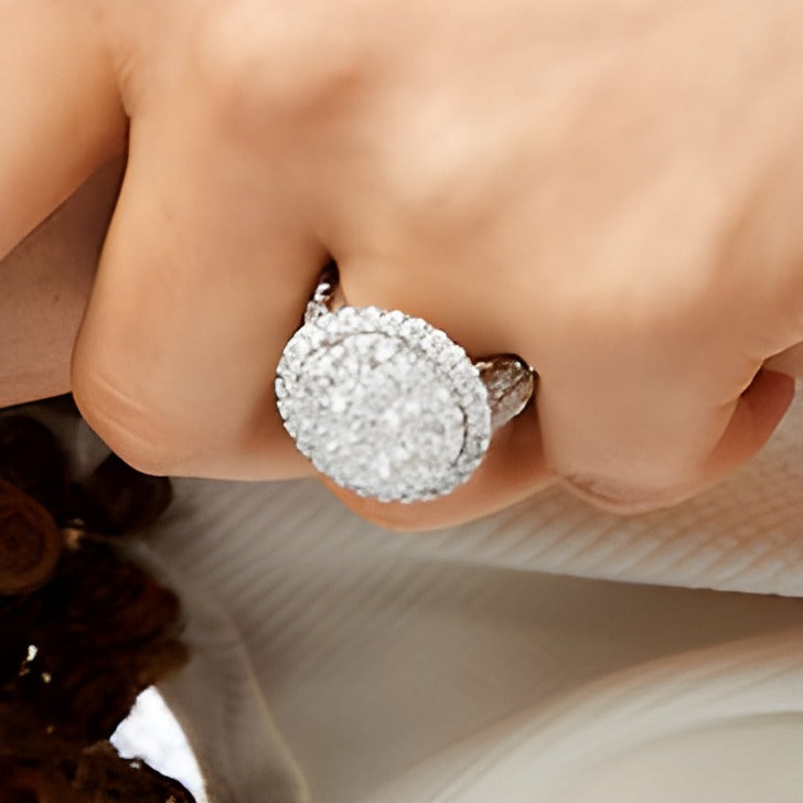 4.0 ct. Gesamtgewicht Multi-Diamant Verlobungsring mit Rahmen und mehrreihiger Schiene aus 14K Weißgold