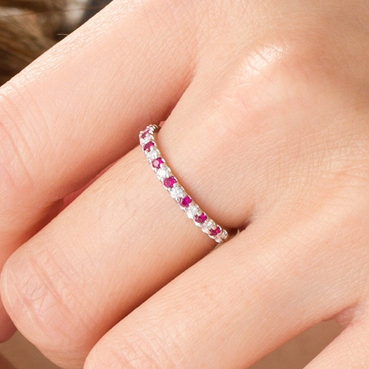 Ring mit Rubin und 0,13 ct. Gesamtgewicht Diamanten in 14K Weißgold