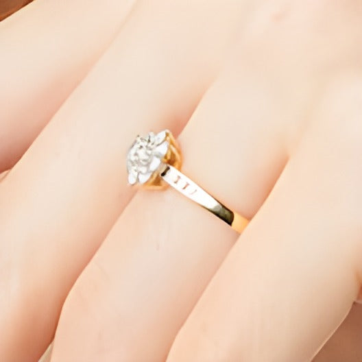 0.5 CT. Gesamtgewicht Diamant Halo Verlobungsring mit kanalgefasster Ringschiene in 10K Gelbgold (J/I3)