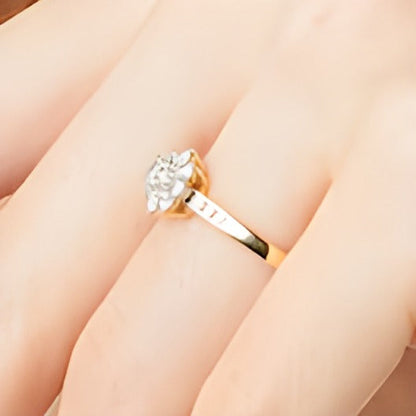 0.5 CT. Gesamtgewicht Diamant Halo Verlobungsring mit kanalgefasster Ringschiene in 10K Gelbgold (J/I3)