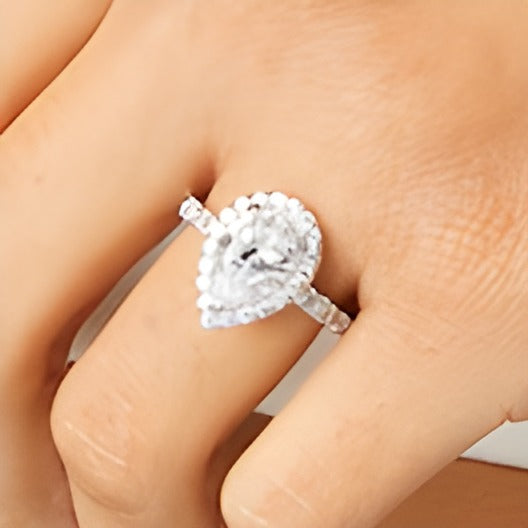 4.0 ct. Gesamtgewicht Halo-Verlobungsring mit tropfenförmigem Labordiamant in 14K Weißgold (I/SI2)