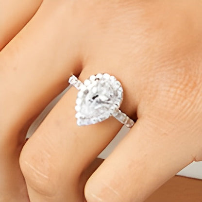 4.0 ct. Gesamtgewicht Halo-Verlobungsring mit tropfenförmigem Labordiamant in 14K Weißgold (I/SI2)