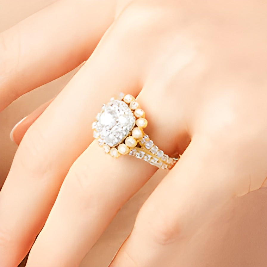 2.0 ct. Gesamtgewicht Verlobungsring im Vintage-Stil mit Diamanten im Kissenschliff und rund in 10K Gelbgold