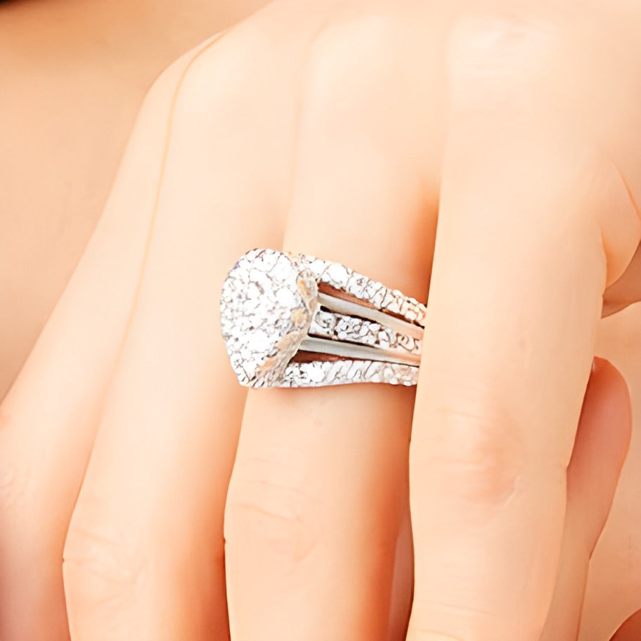 2.0 ct. Gesamtgewicht Verlobungsring mit mehreren Diamanten im Vintage-Stil, Tropfen und rund, mehrreihige Ringschiene, in 10K Weißgold
