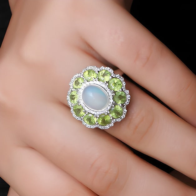 Fashion-Ring mit ovalem Opal und Peridot sowie weißem Labor-Saphir in rhodiniertem Sterlingsilber