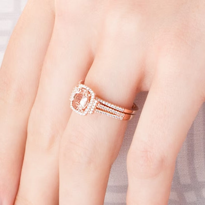 Braut-Set mit ovalem Morganit und 0,33 ct. Gesamtgewicht Diamanten im Kissenschliff-Rahmen und geteilter Ringschiene in 10K Roségold