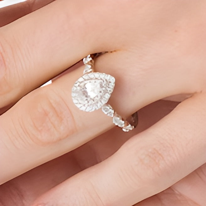 1.0 CT. Gesamtgewicht Verlobungsring Halo mit tropfenförmigem Diamant in 10K Weißgold