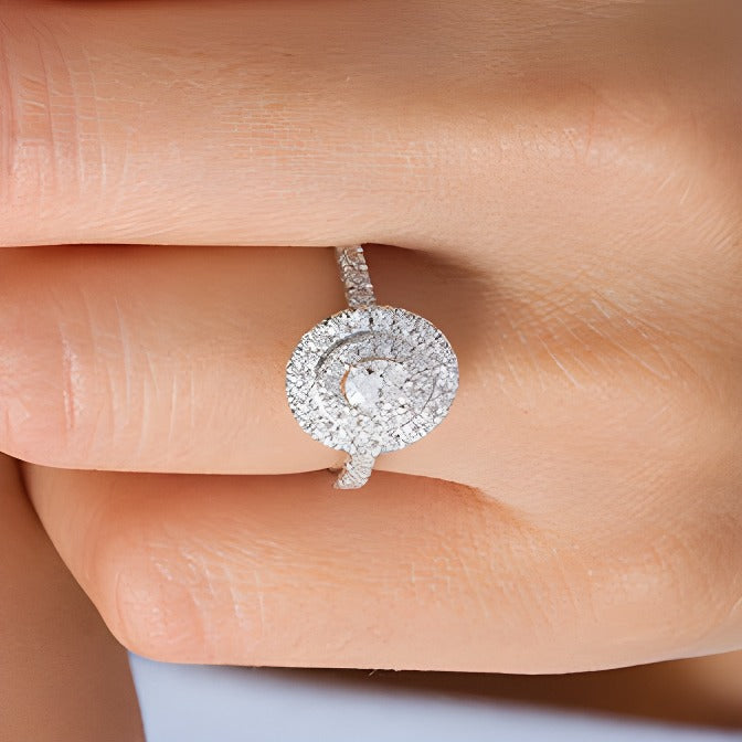 1.0 CT. TW Verlobungsring mit ovalen und runden Diamanten und Doppel-Halo in 14K Weißgold