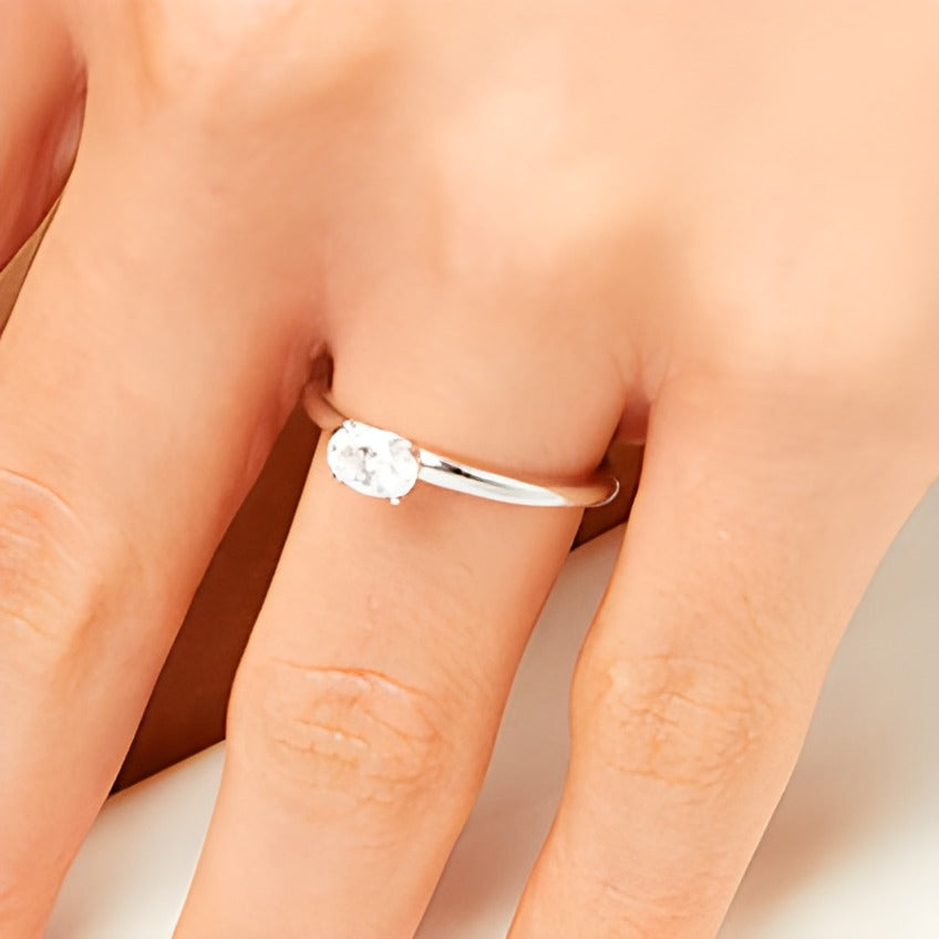 0.5 CT. Solitär-Ring mit ovalem Diamant quer gefasst in 14K Weißgold (I/I2)