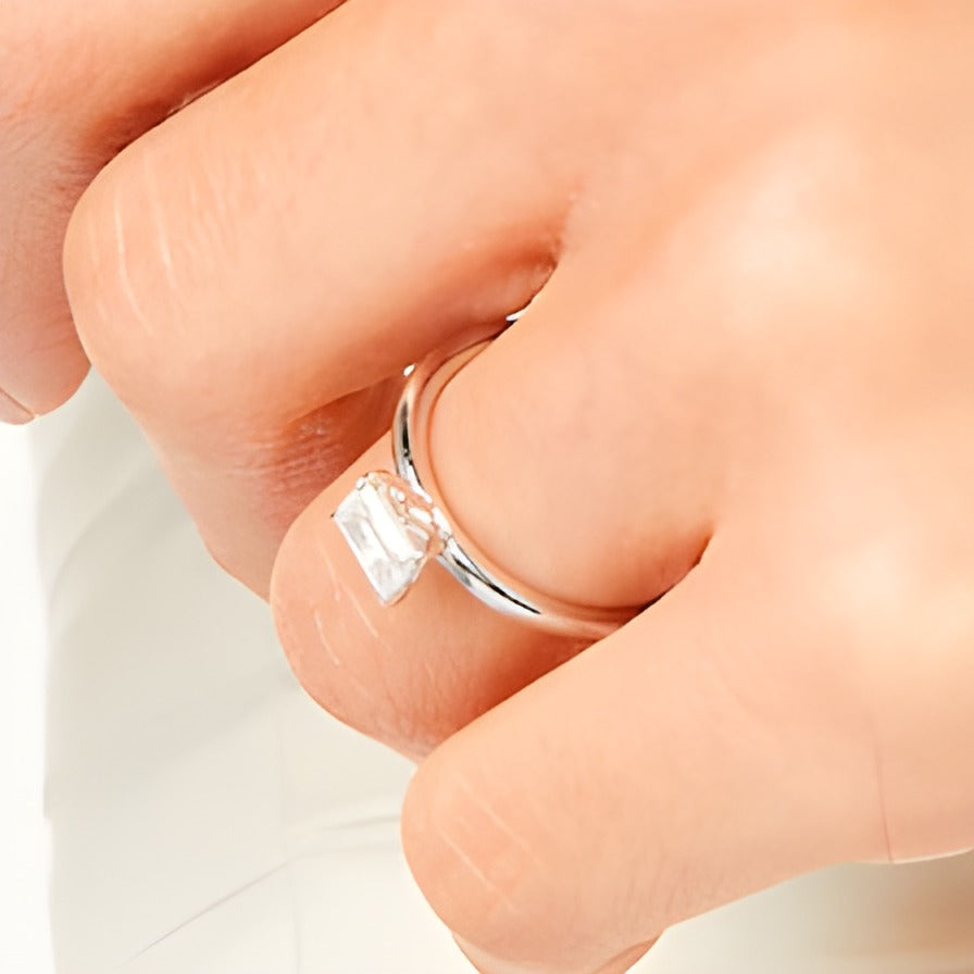 0,5 ct. Solitär-Ring mit Diamant im Smaragdschliff quer gefasst in 14K Weißgold (I/I2)