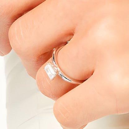 0,5 ct. Solitär-Ring mit Diamant im Smaragdschliff quer gefasst in 14K Weißgold (I/I2)