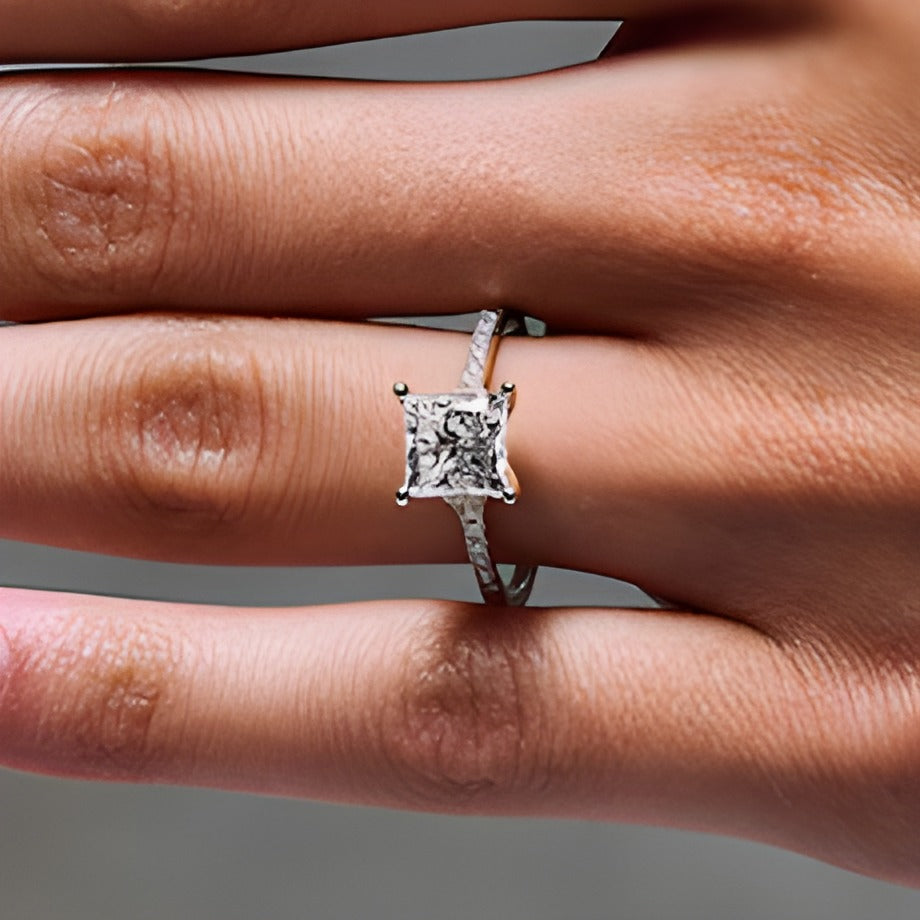 2.25 ct. Gesamtgewicht Solitär mit seitlichem Besatz Verlobungsring mit Labordiamant im Princess-Schliff in 14K Gelbgold (F/VS2)