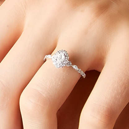 0.75 ct. Gesamtgewicht Verlobungsring im Vintage-Stil mit Halo und ovalem Diamant in 14K Weißgold
