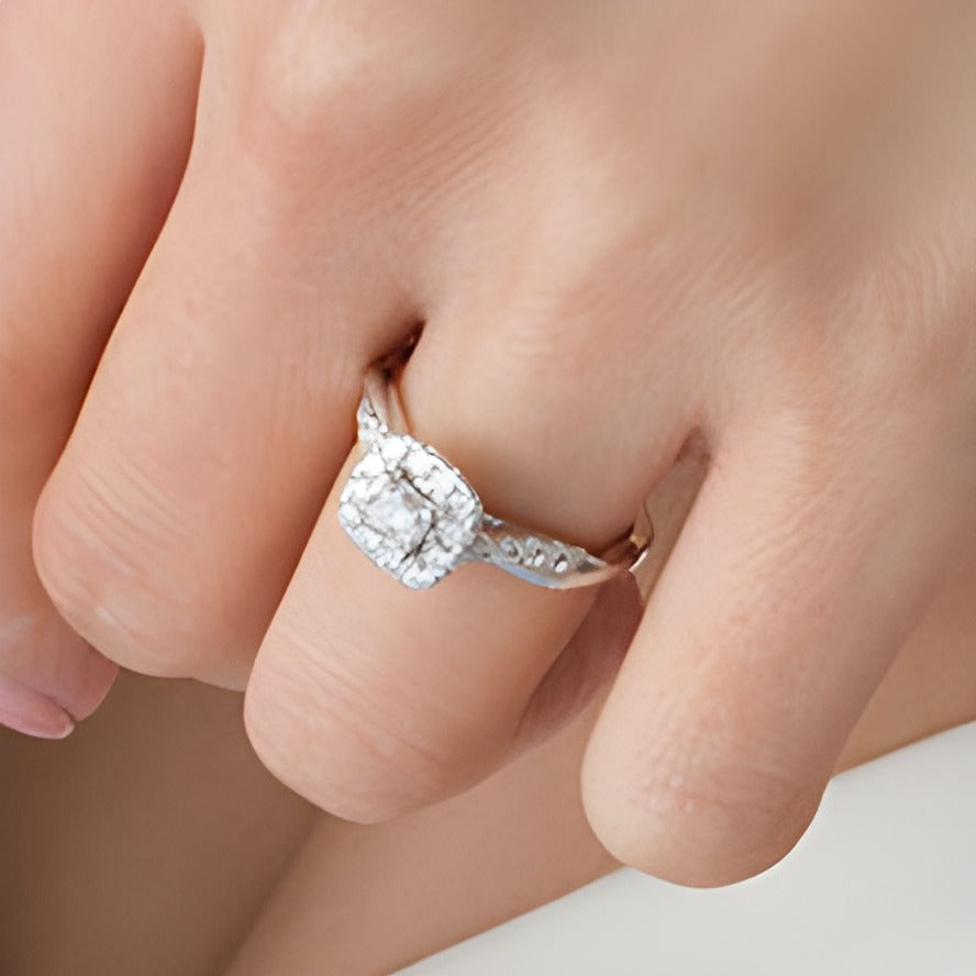 0,88 ct. Gesamtgewicht Verlobungsring mit Diamanten im Princess- und Rundschliff und Halo, gedrehte Ringschiene, in 10K Weißgold