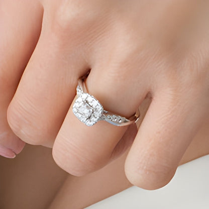 0,88 ct. Gesamtgewicht Verlobungsring mit Diamanten im Princess- und Rundschliff und Halo, gedrehte Ringschiene, in 10K Weißgold