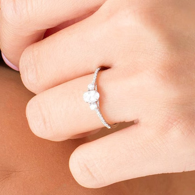Dreistein-Verlobungsring 0,63 ct. Gesamtgewicht mit Diamanten im Oval- und Rundschliff in 14K Weißgold