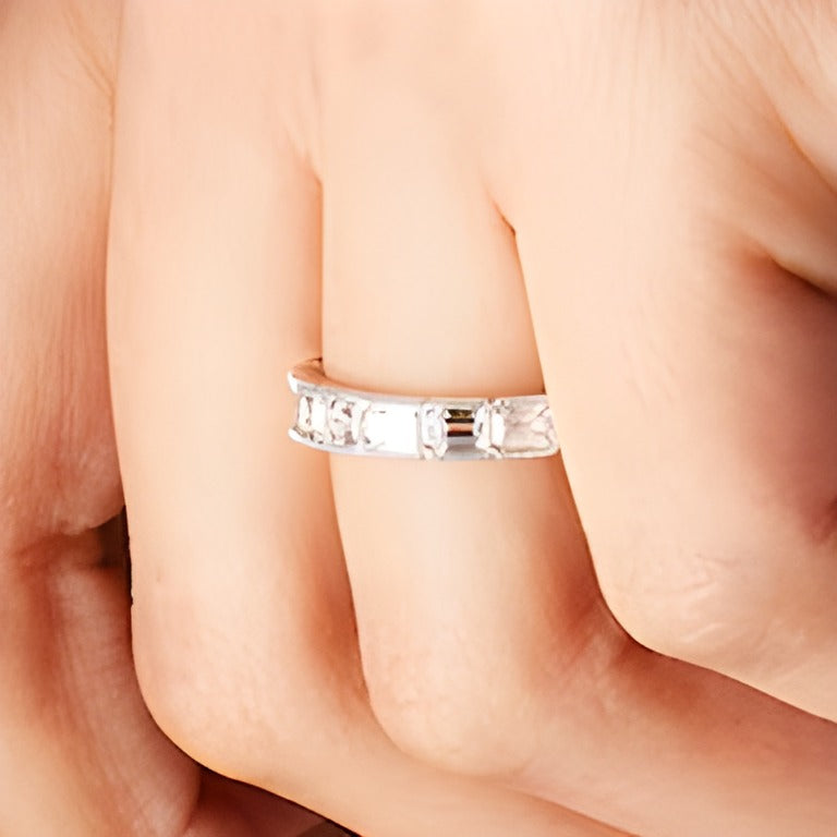 Memoire-Ring 1.38 ct. Gesamtgewicht Labordiamanten im Smaragdschliff im Vintage-Stil in 14K Weißgold (F/VS2)