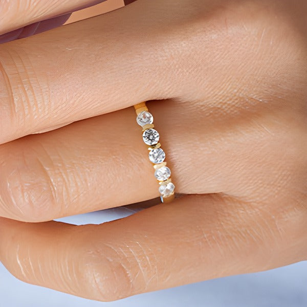 Memoire-Ring mit 0.5 ct. Gesamtgewicht weißen Diamanten im Rundschliff und vertikalem Steg in 10K Gelbgold