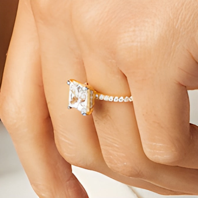 3.25 CT. TW Solitär mit seitlichem Besatz mit Labordiamanten im Princess-Schliff in 14K Gelbgold (I/SI2)