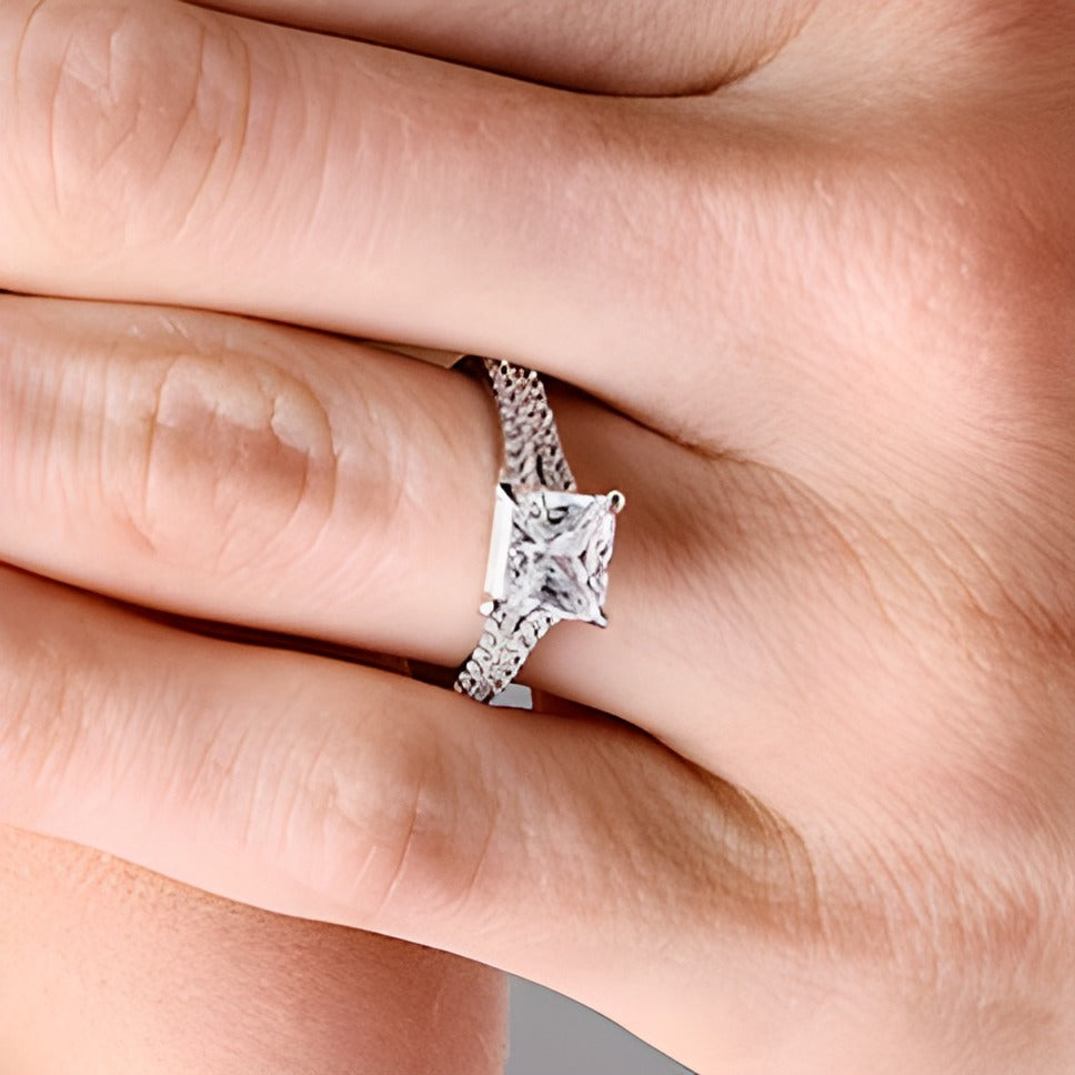 2.25 CT. TW Verlobungsring mit Solitär und seitlichem Besatz, Princess-Labordiamant in 14K Weißgold (F/VS2)