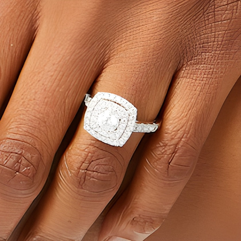 1.5 CT. Gesamtgewicht Diamant Verlobungsring mit doppeltem Halo im Kissenschliff aus 14K Weißgold (I/I1)