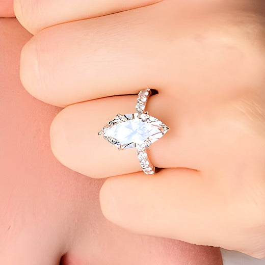 4.5 CT. Gesamtgewicht Labordiamant-Verlobungsring im Marquise-Schliff Solitär mit seitlichem Besatz in 14K Weißgold (F/VS2)