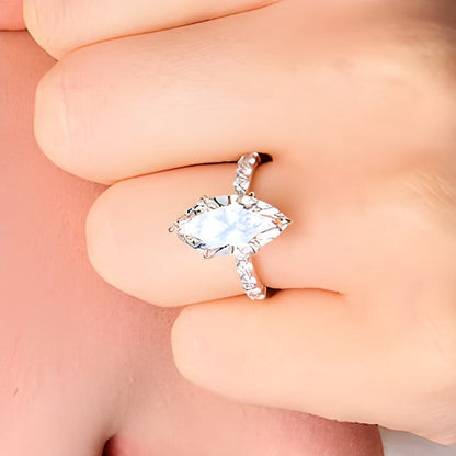 4.5 CT. Gesamtgewicht Labordiamant-Verlobungsring im Marquise-Schliff Solitär mit seitlichem Besatz in 14K Weißgold (F/VS2)