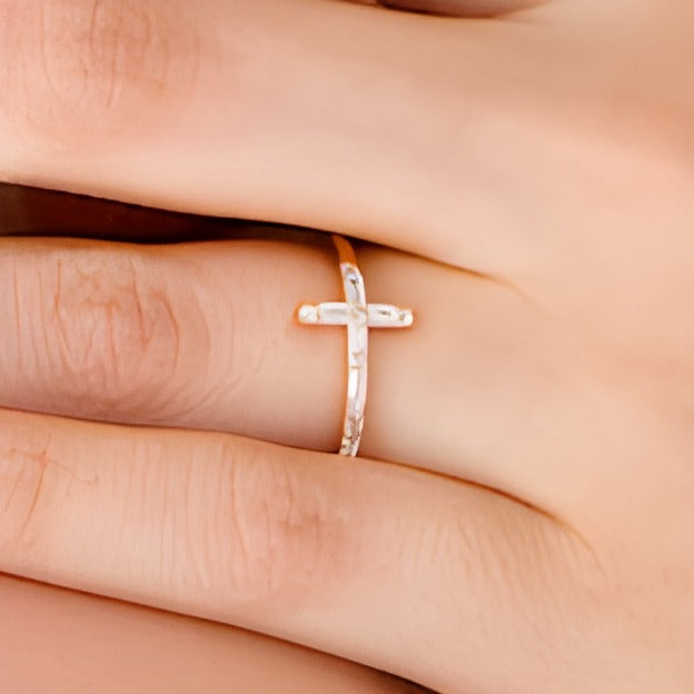 0.17 ct. Gesamtgewicht Ring mit Baguette- und rundem Diamant in Kreuz-Design aus 10K Roségold