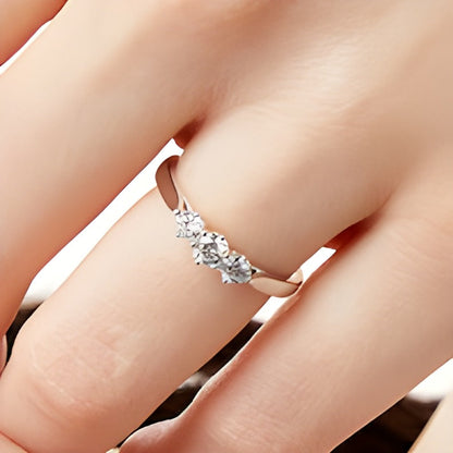 Dreistein-Verlobungsring 0.5 CT. Gesamtgewicht mit runden weißen Diamanten in 10K Weißgold