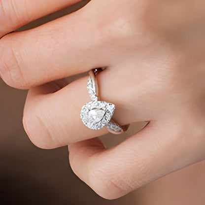 0.88 ct. Gesamtgewicht Verlobungsring mit tropfenförmigem Diamant und Halo mit gedrehter Ringschiene in 10K Weißgold