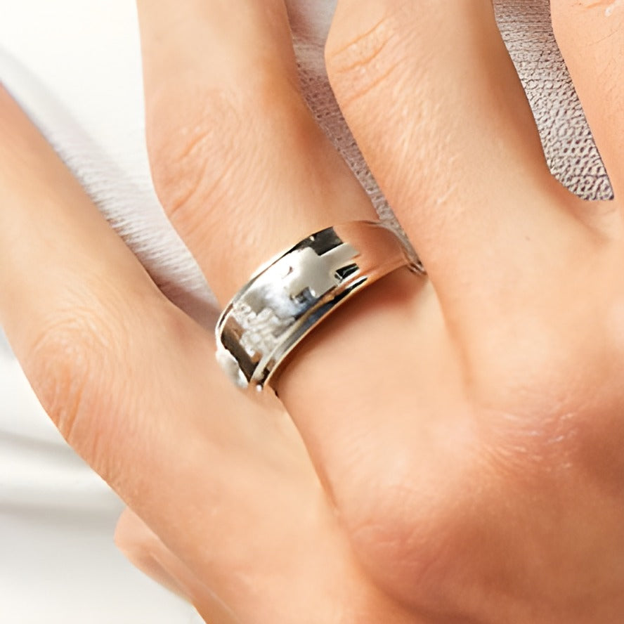 0.07 ct. Gesamtgewicht Diamant-Trio Kreuz-Ring in 10K Weißgold