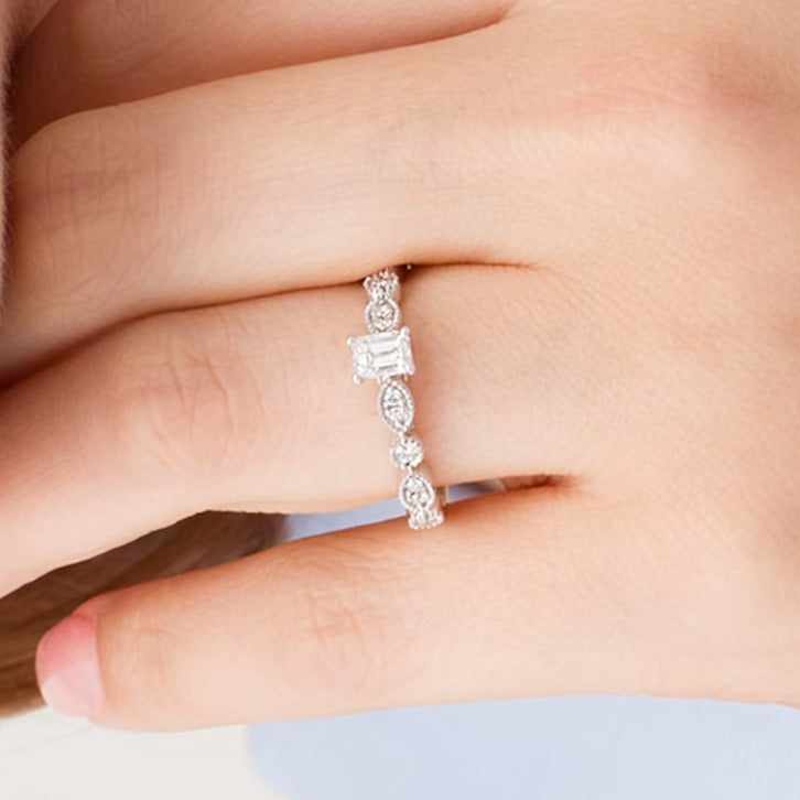 0.5 ct. Gesamtgewicht Diamant im Smaragdschliff mit Marquise-Diamanten Solitär mit seitlichem Besatz im Vintage-Stil in 10K Weißgold
