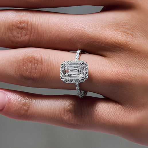 Verlobungsring mit Labordiamanten im Smaragdschliff, Halo, 3.5 ct. Gesamtgewicht, 14K Weißgold (F/VS2)