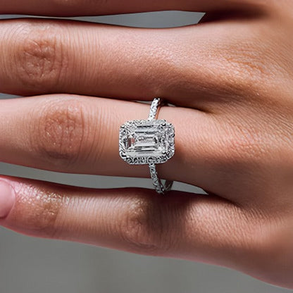 Verlobungsring mit Labordiamanten im Smaragdschliff, Halo, 3.5 ct. Gesamtgewicht, 14K Weißgold (F/VS2)