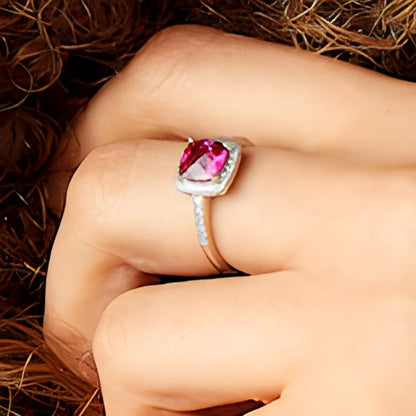 Fashion-Ring mit Labor-Rubin im Kissenschliff 7,0mm und Diamanten 0,2 ct. Gesamtgewicht in 10K Weißgold