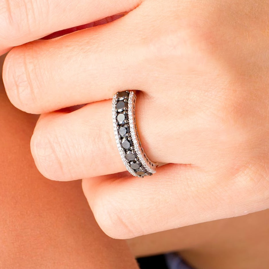 1,25 ct. Gesamtgewicht Memoire-Ring mit behandelten schwarzen und weißen Diamanten in 10K Weißgold