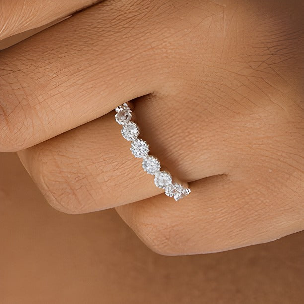 Memoire-Ring mit 0.5 ct. Gesamtgewicht Diamanten im Vintage-Stil mit neun Steinen in 10K Weißgold