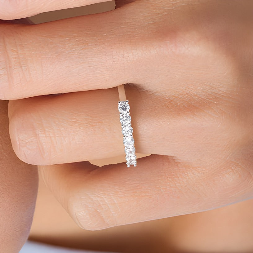 0,63 ct. Gesamtgewicht Diamant Memoire-Ring mit sieben Steinen in 10K Weißgold