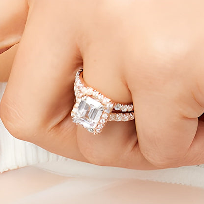 Braut-Set mit Labordiamanten im Smaragdschliff 4.5 ct. Gesamtgewicht in 14K Roségold, Halo (I/SI2)