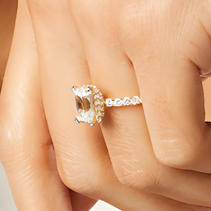 Solitär mit seitlichem Besatz Verlobungsring mit Labordiamant im Smaragdschliff 3,88 ct. Gesamtgewicht in 14K Gelbgold (I/SI2)