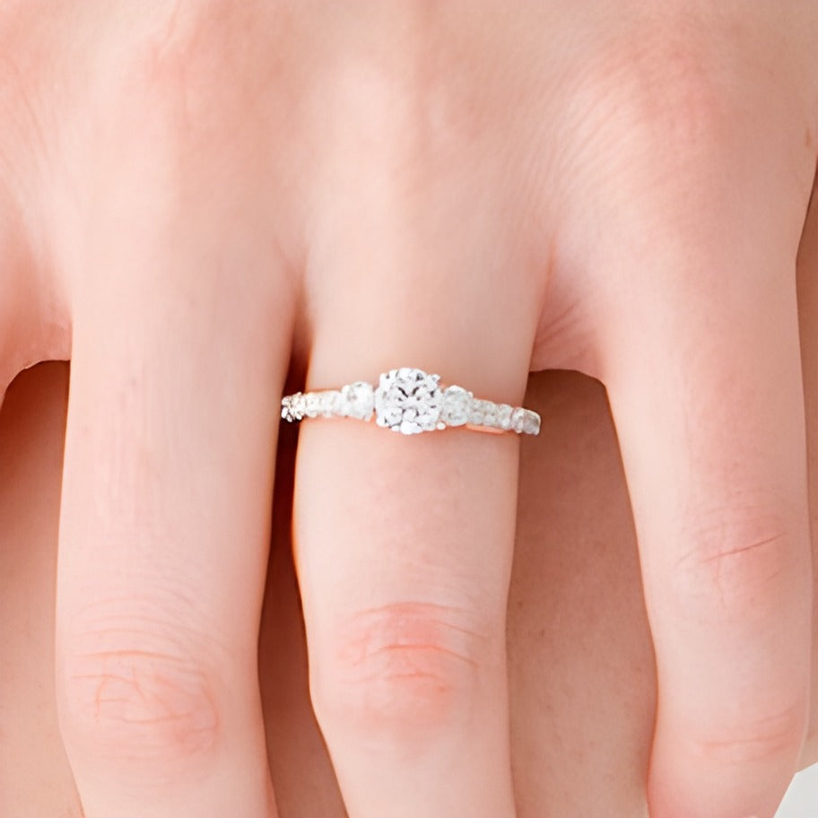 Dreistein-Verlobungsring mit Diamanten 1.0 CT. Gesamtgewicht in 10K Gold Bicolor
