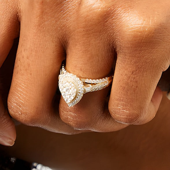 1.0 ct. Gesamtgewicht Halo-Verlobungsring mit Diamanten in Baguette-, rund- und Tropfenschliff in 14K Gelbgold