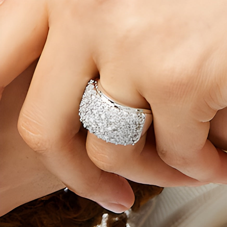 Memoire-Ring mit weißen Diamanten im Rundschliff, mehrreihig, 3.5 ct. Gesamtgewicht, in 10K Weißgold