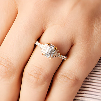 Verlobungsring 1.25 ct. Gesamtgewicht mit weißen Diamanten im Smaragdschliff und Baguette in 14K Gelbgold