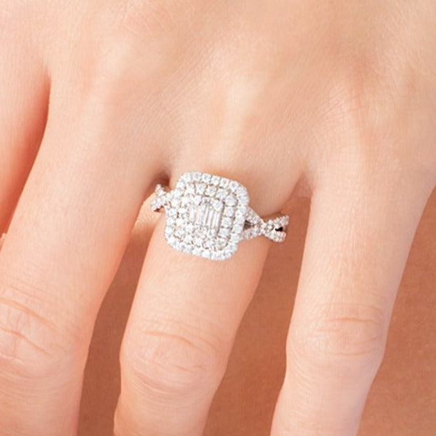 Verlobungsring mit Komposit-Diamanten 1.0 ct. Gesamtgewicht, doppelter Kissenschliff-Rahmen und gedrehte Ringschiene, Baguette, rund und Kissenschliff, in 10K Weißgold