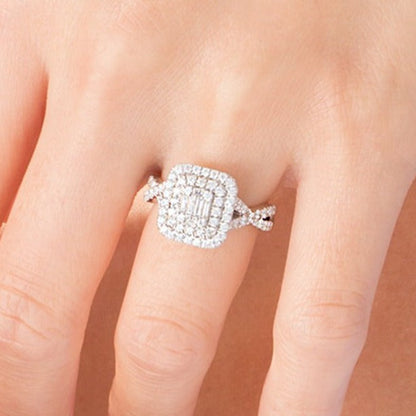 Verlobungsring mit Komposit-Diamanten 1.0 ct. Gesamtgewicht, doppelter Kissenschliff-Rahmen und gedrehte Ringschiene, Baguette, rund und Kissenschliff, in 10K Weißgold