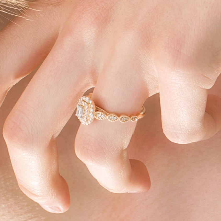 0.38 ct. Gesamtgewicht Verlobungsring im Vintage-Stil mit Diamant im Smaragdschliff und doppeltem Halo in 10K Gelbgold
