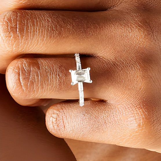 1.5 CT. Gesamtgewicht Labordiamant im Smaragdschliff Solitär mit seitlichem Besatz in 14K Weißgold (F/VS2)