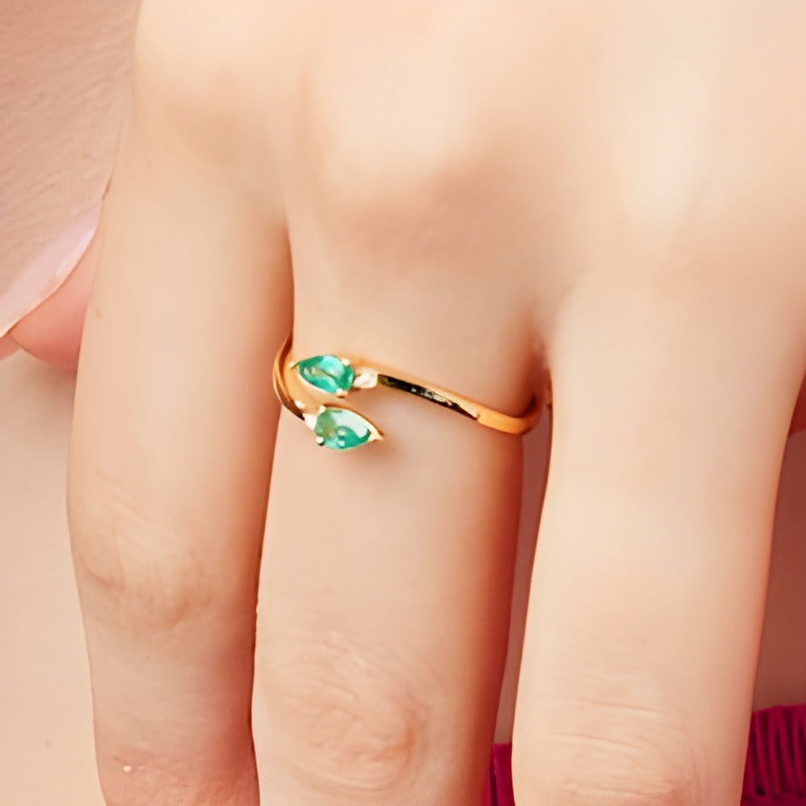 Bypass-Ring mit tropfenförmigem Smaragd und Diamant-Besatz in 10K Gelbgold für Damen