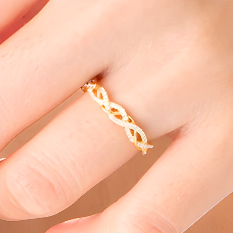 Memoire-Ring mit Twist und 0.17 ct. Gesamtgewicht Diamanten in 10K Gelbgold